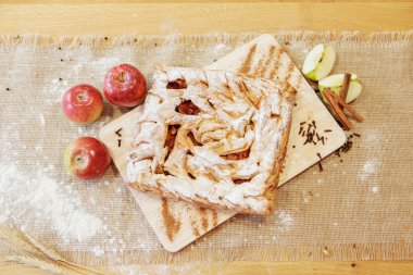Pasta, elma ve tarçınlı sandviç. Yemek yemek için hazır. Puf böreği