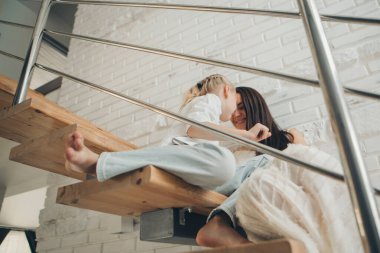 Gülümseyen iki mutlu kız. Sarılan kadın portresi. Aile içinde ilişki kavramı, anne ve kız.