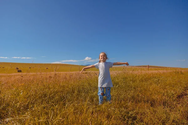 Oogst Rijpe Tarwe Groeit Het Veld Het Gouden Graan Kinderen — Stockfoto