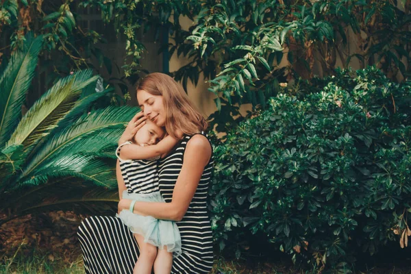 Small Child Sits Mother Hands Momy Daughter Vacation Tropical Leaves — Stock Photo, Image