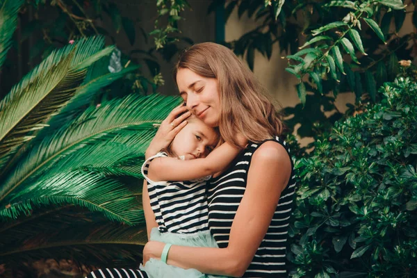 Small Child Sits Mother Hands Momy Daughter Vacation Tropical Leaves — Stock Photo, Image