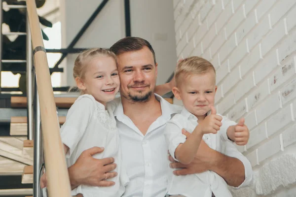 Familia Feliz Sonriendo Retrato Hombres Abrazándose Concepto Relaciones Familia — Foto de Stock