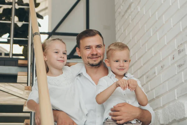 Mutlu Aile Gülümsemesi Sarılma Portresi Aile Içi Ilişkiler Kavramı — Stok fotoğraf