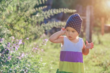 Tatilde olan küçük bir çocuk. Sıcak ülkelere seyahat