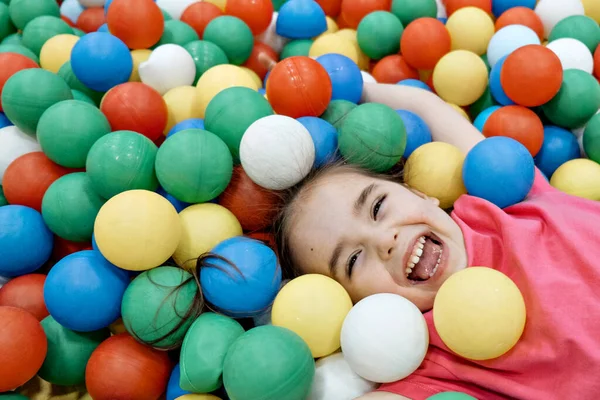 Ein Kind Kinderspielzimmer Das Mädchen Amüsiert Sich Zwischen Den Bunten — Stockfoto