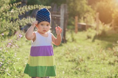 Tatilde olan küçük bir çocuk. Sıcak ülkelere seyahat