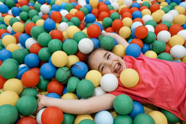 Дитина Дитячій Ігровій Кімнаті Дівчинка Розважається Серед Барвистих Кульок Вечірка — стокове фото