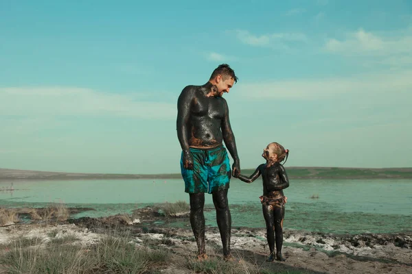 Barro Terapéutico Para Cuerpo Baños Barro Lago Hombre Niño Están —  Fotos de Stock