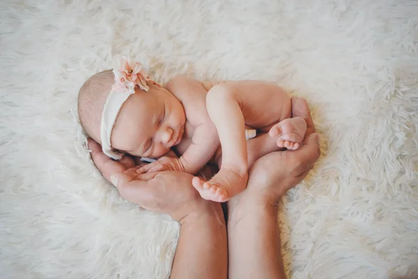 Retrato Del Bebé Recién Nacido Acostado Las Manos Los Padres — Foto de Stock