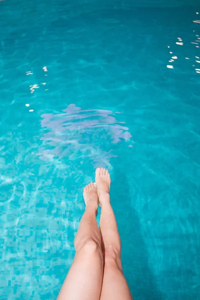 Close Pernas Femininas Finas Contra Água Azul Junto Piscina Dia — Fotografia de Stock