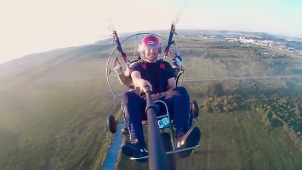 2021年 モスクワだ 同社Paraavisのカラフルなキャノピーフライトでパラグライダー 同社Jialiの広告保護 ビデオは空気中で自己形成し — ストック動画