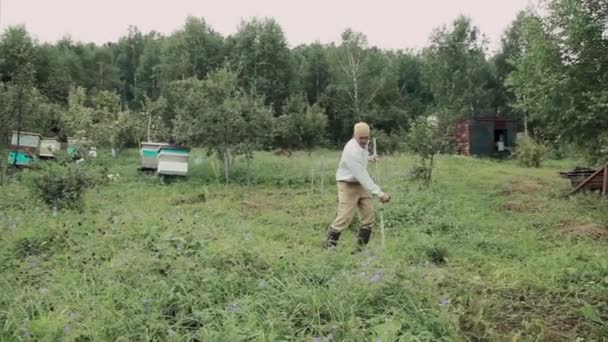 Een Man Maait Het Gras Dorpsleven Hooi Oogsten Voor Winter — Stockvideo