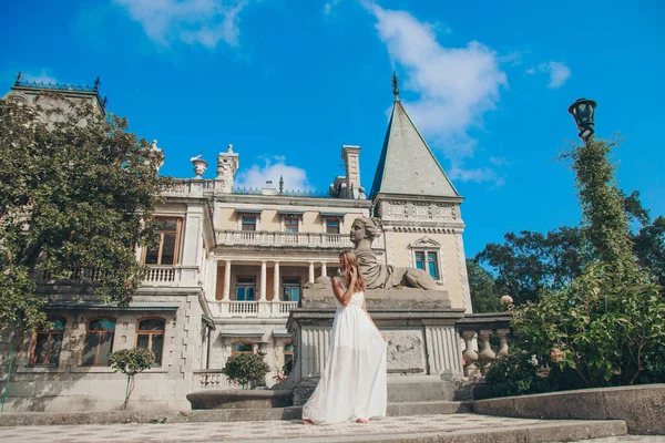 Jovem Menina Bonita Vestido Verão Viaja Pela Cidade Europeia Verão — Fotografia de Stock