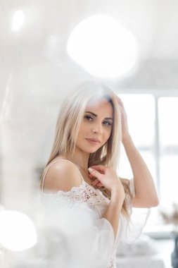 Profilde bir kadın portresi. Yüzü kıllarla kaplı. Cilt bakımı konsepti, doğal kozmetik ürünleri, Brezilya patlaması, kimya, kınalı resim