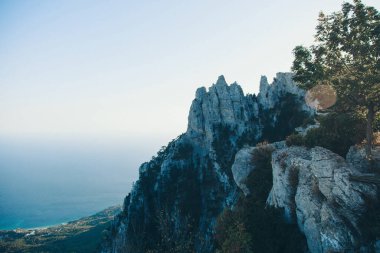 Hava gözlemi konsepti, meteoroloji. Rüzgar ve küçük dalgalar. Deniz manzarası, dağlar