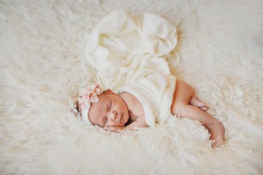 Yüzü sargılı, başında çiçekler olan bir çocuğun yüzü.