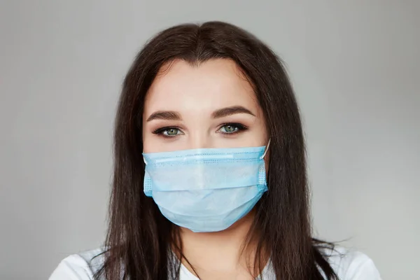 Yüzünü Maskeyle Örten Bir Kızın Portresi Hastanın Dehşete Düşmüş Gözleri — Stok fotoğraf
