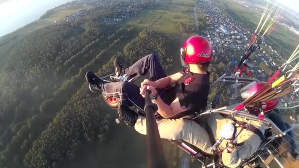 2021 Moskova Paraavis Şirketinin Renkli Tepe Örtüsü Uçuşuyla Paraşütle Atlama — Stok video