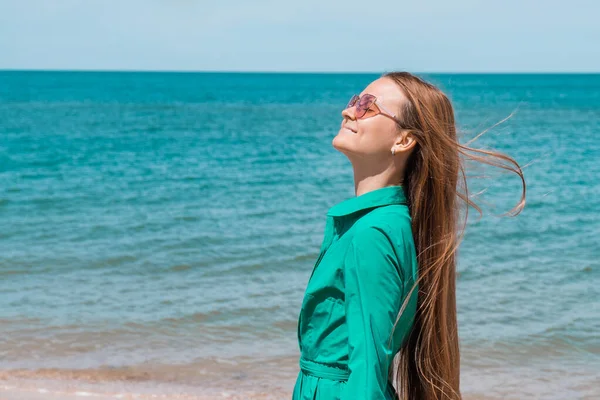 Een Meisje Met Lang Haar Een Groene Jurk Het Strand — Stockfoto