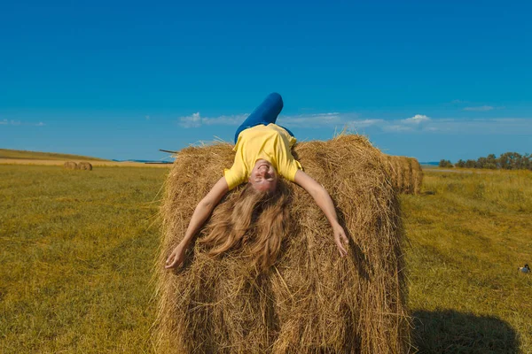 Een Meisje Ligt Zonnebaden Het Hooi Dorpsleven Hooi Oogsten Voor — Stockfoto