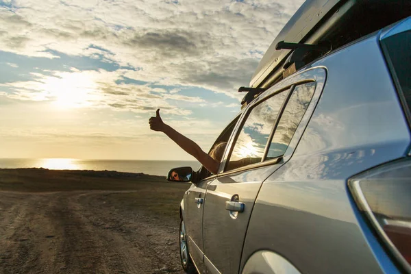 Reizen Naar Zee Met Auto Het Meisje Stak Haar Hand — Stockfoto