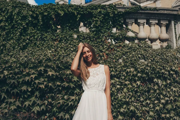 Yazlık Elbiseli Güzel Bir Kız Yazın Avrupa Kentini Gezer Neşeli — Stok fotoğraf