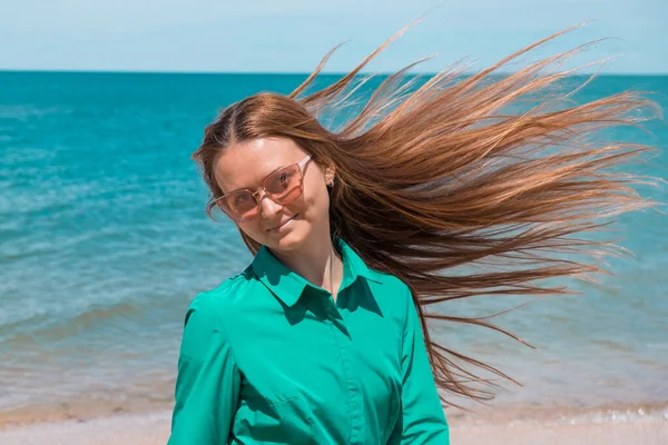 Ein Mädchen Mit Langen Haaren Einem Grünen Kleid Strand Strandurlaub — Stockfoto