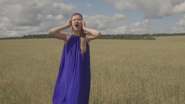 Une Fille Robe Bleue Chante Une Chanson Triste Dans Champ — Video