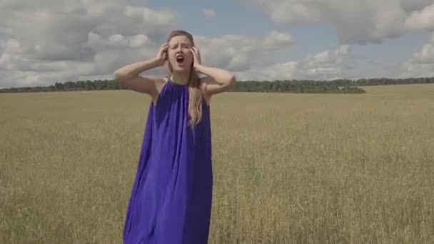 Uma Menina Vestido Azul Executa Uma Canção Triste Campo Cantando — Vídeo de Stock