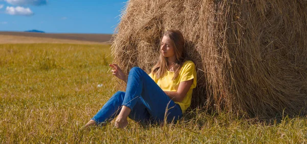 Een Meisje Ligt Zonnebaden Het Hooi Dorpsleven Hooi Oogsten Voor — Stockfoto