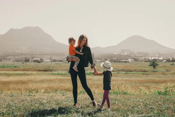 Mother Walks His Daughter Meadow Woman Throws Child Concept Summer — Stock fotografie