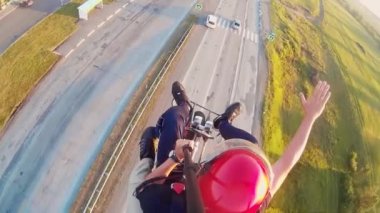 1.06.2021. Moskova. ParAAvis şirketinin renkli tepe örtüsü uçuşuyla paraşütle atlama. Jiali şirketinin reklam koruması için. Havadaki video selfie 'leri