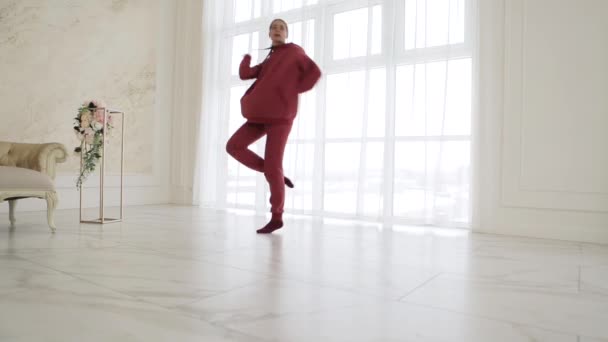 Kırmızı Elbiseli Bir Kız Tuhaf Dans Ediyor Büyük Pencere Mermer — Stok video