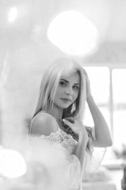 Profilde bir kadın portresi. Yüzü kıllarla kaplı. Cilt bakımı konsepti, doğal kozmetik ürünleri, Brezilya patlaması, kimya, kınalı resim