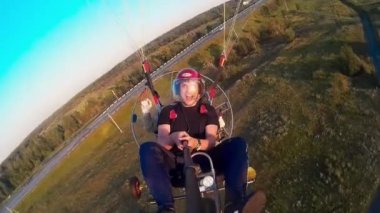 1.06.2021. Moskova. ParAAvis şirketinin renkli tepe örtüsü uçuşuyla paraşütle atlama. Jiali şirketinin reklam koruması için. Havadaki video selfie 'leri