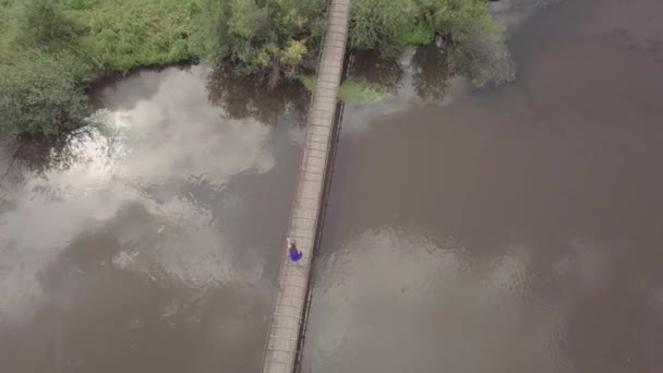 Vista Superior Uma Menina Vestido Azul Ponte Uma Mulher Atravessa — Vídeo de Stock