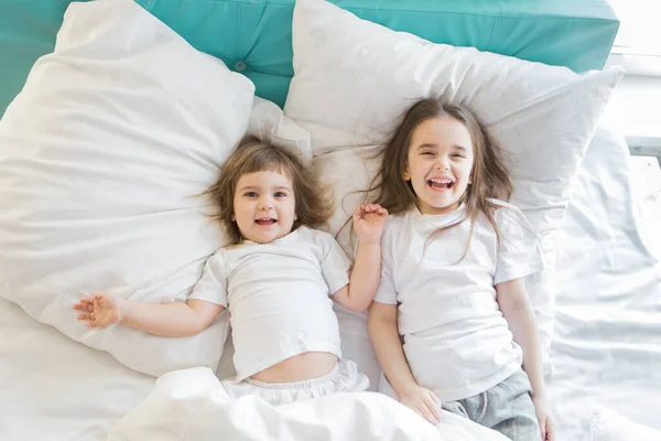 Morning Girls Children Lying Bed Waking Dream Just Woke — Stock Photo, Image