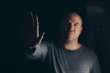 Adamın ellerinde belirtiler duruyor. İşaret dili