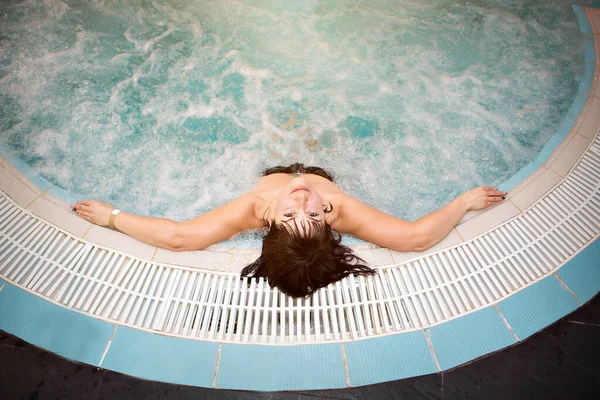 Jente Boblebad Svømmebasseng Spa Senteret Vannbehandling – stockfoto