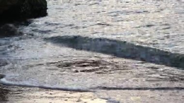 Dalgalar kıyıya vuruyor. Kıyı şeridi boyunca su hareketi