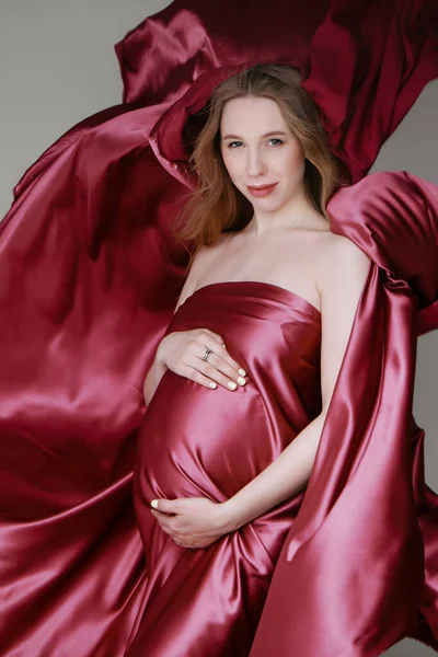 Chica Embarazada Vestido Rojo Textura Tela Hermosa Sobre Fondo Claro —  Fotos de Stock