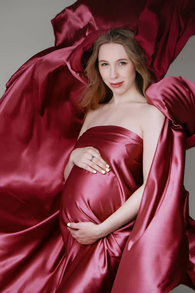 Menina Grávida Vestido Vermelho Textura Tecido Bonito Fundo Leve — Fotografia de Stock