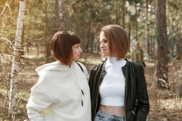 Dos Chicas Felices Sonriendo Retrato Mujeres Abrazándose Concepto Relaciones Familia — Foto de Stock