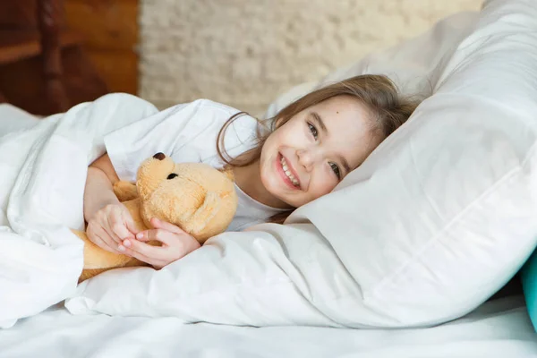 Baby Liggend Bed Met Taddy Bear Klein Meisje Slaapt Met Rechtenvrije Stockfoto's