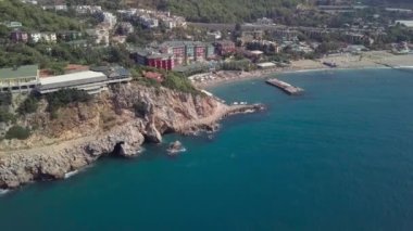 Dar bir kıyı şeridi olan deniz ve sahilde birçok tatilci. Bir İHA 'dan ateş etmek: Şehir plajı..