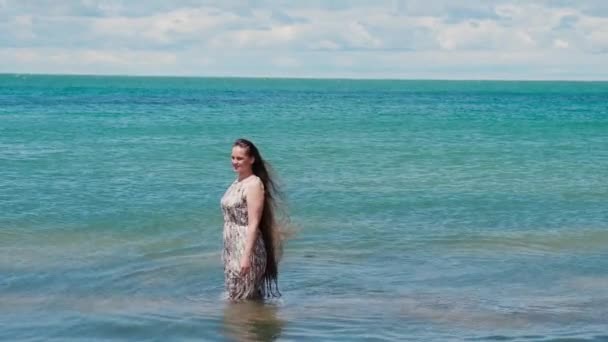 海に長い髪の観光客の肖像画 旅行中の女性 — ストック動画