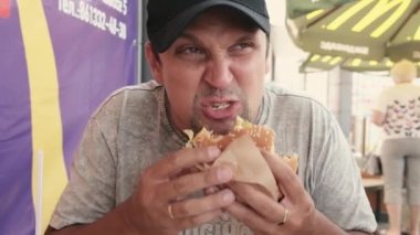 Moskova 2.08.2021 bir adam McDonalds restoran zincirinde patates kızartması yiyor.