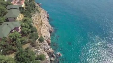 Tekne gezisi, dinlenme, seyahat kavramı. Denizlerde, okyanusta, dağlarda, gökyüzünde, taş sahilde mavi su sıçramaları. Boşluğu kopyala