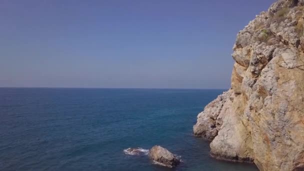 O conceito de passeios de barco, recreação, viagem - salpicos de água azul no mar, oceano, montanhas, céu, costa de pedra. Espaço de cópia — Vídeo de Stock