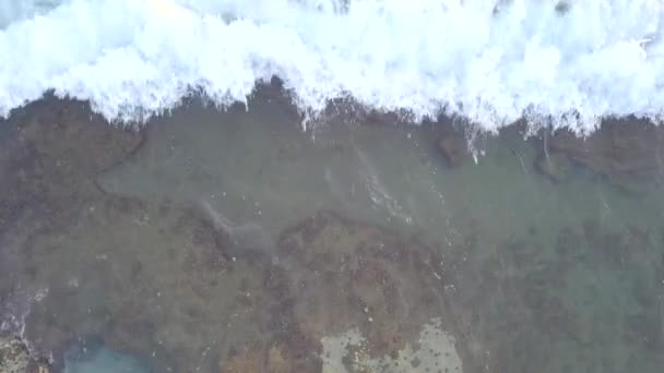 海浪在海滨波涛汹涌。水沿着海岸线流动。从无人机看到的 — 图库视频影像